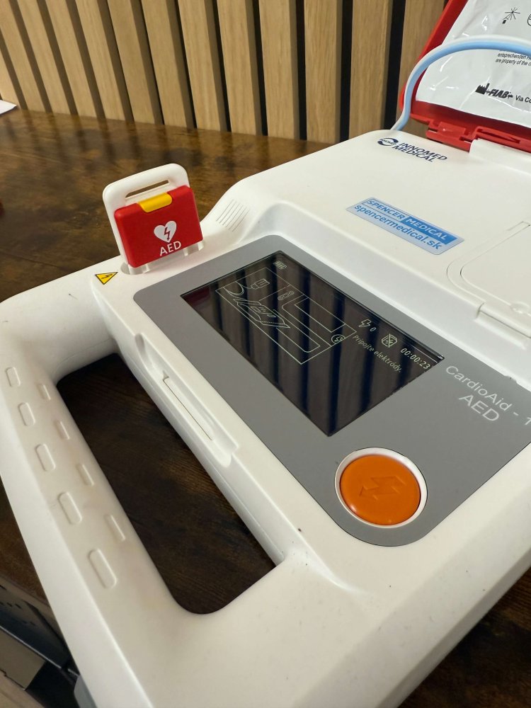 AED defibrilátor CardioAid-1 – plnofarebný podsvietený displej a jediné tlačidlo výboja