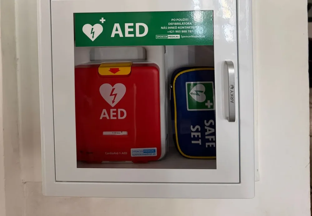Skrinka ARKY s alarmom, AED CardioAid-1 a sada KPR u zákazníka