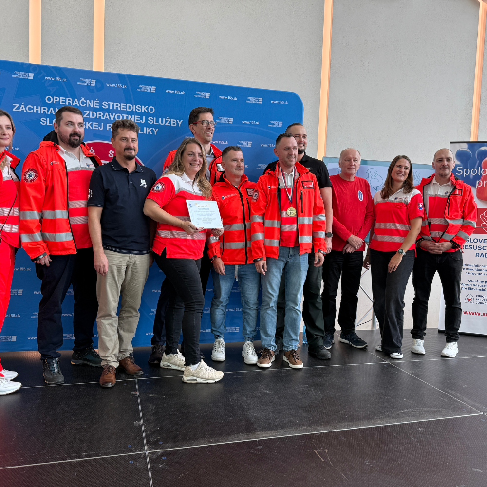 Účastníci trénujú KPR na figurínach v Bratislave počas Rekord v KPR