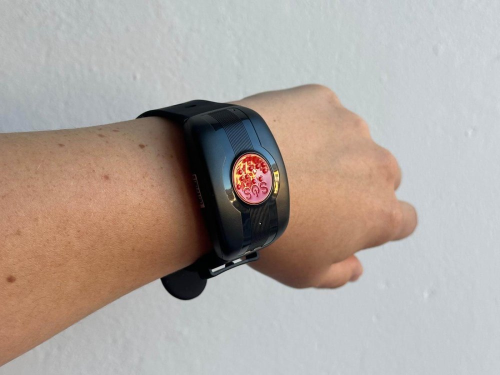 SOS náramok na ruke – veľké červené tlačidlo SOS