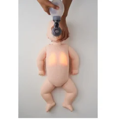 BRAYDEN BABY PRO (s aplikáciou) - resuscitačná figurína dojčaťa – pohľad 1 BRAYDEN BABY PRO (s aplikáciou) - resuscitačná figurína dojčaťa – pohľad 1
