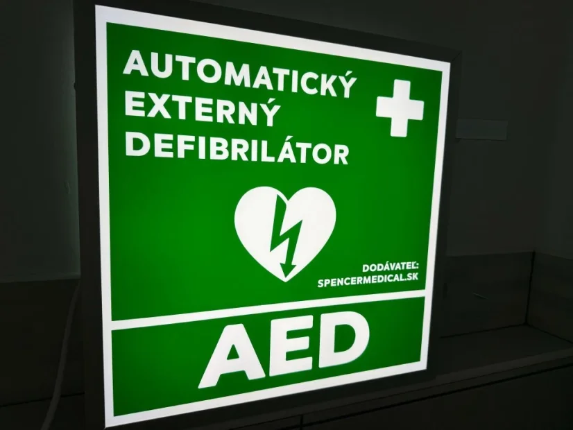 Svetelná obojstranná informačná tabuľa AED defibrilátor – pohľad 4