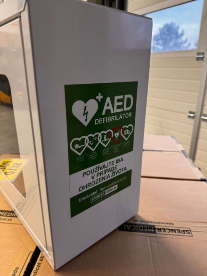 AED defibrilator skrina skrinka 1