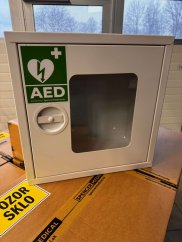 AED defibrilator skrina skrinka 3