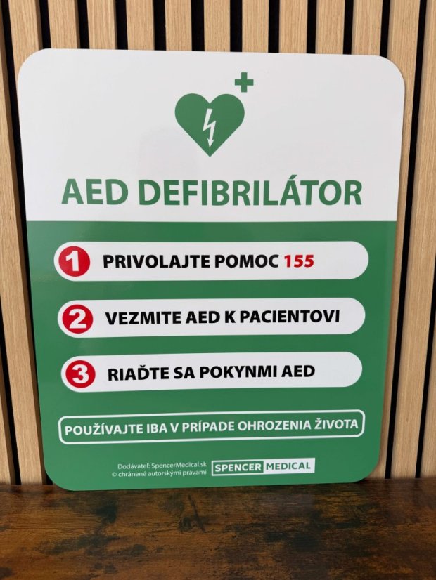 AED defibrilátor informačná tabuľa prvej pomoci 41x50 cm