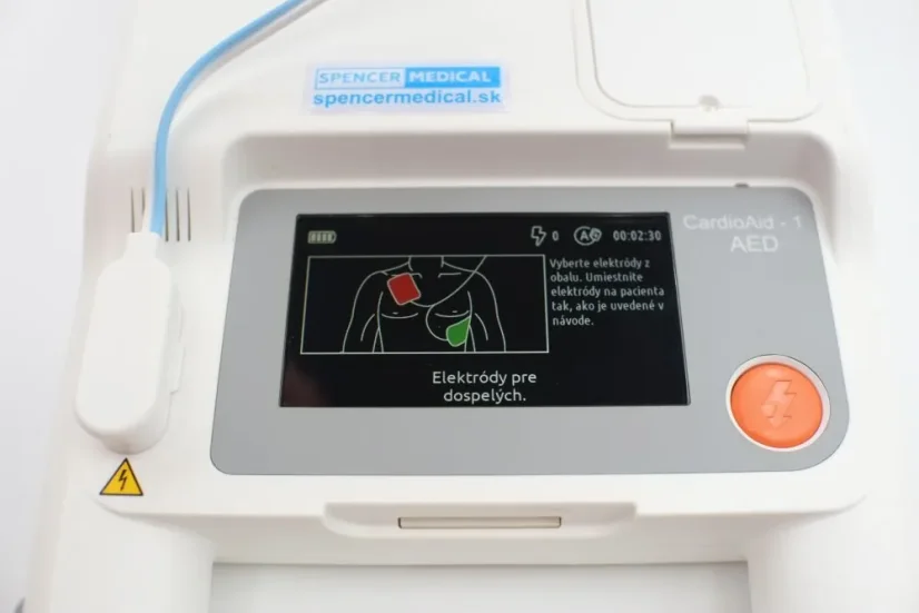 Detail AED defibrilátora CardioAid-1 360J s elektródami