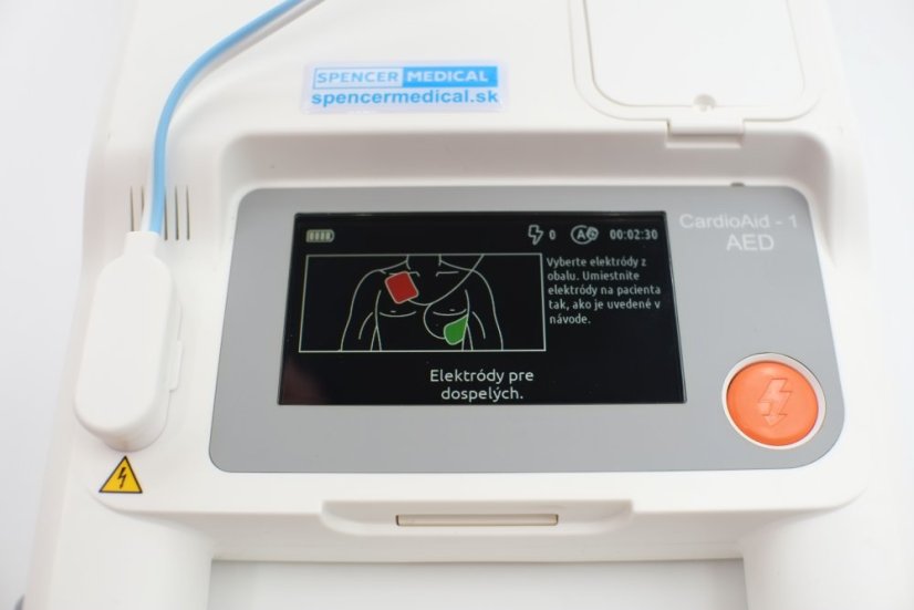 Detail AED defibrilátora CardioAid-1 360J s elektródami