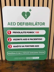 AED defibrilátor informačná tabuľa prvej pomoci 41x50 cm – pohľad 1 AED defibrilátor informačná tabuľa prvej pomoci 41x50 cm – pohľad 1