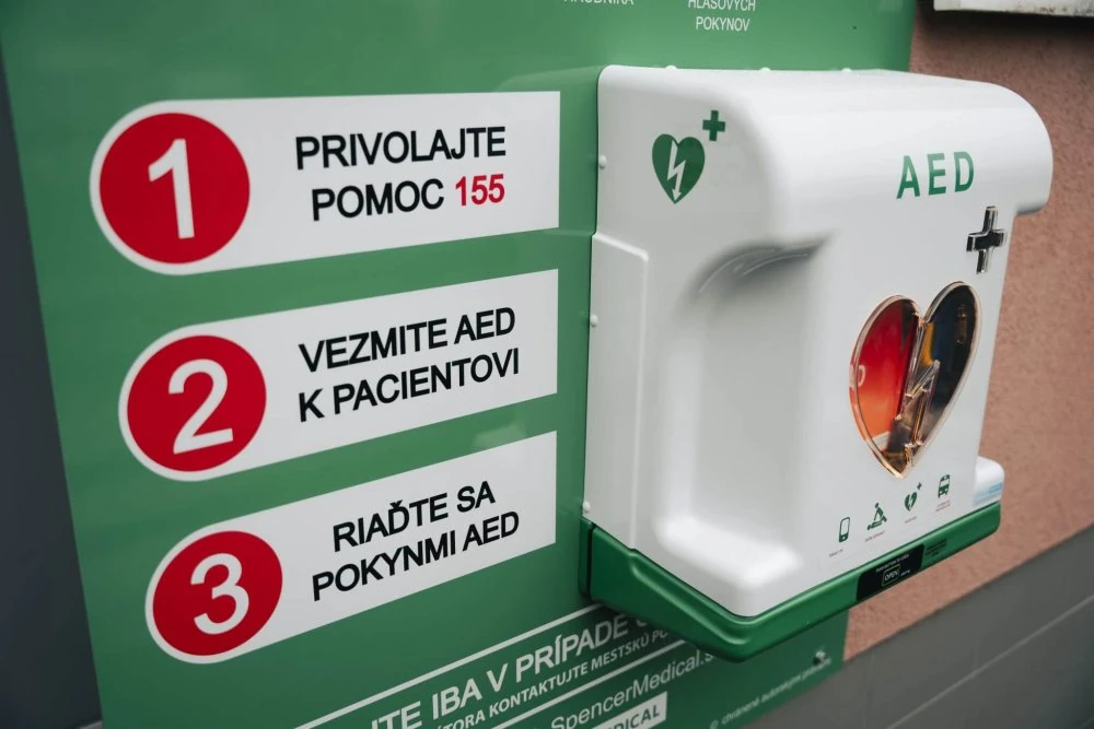 Novoinštalovaný verejne dostupný AED v Nitre